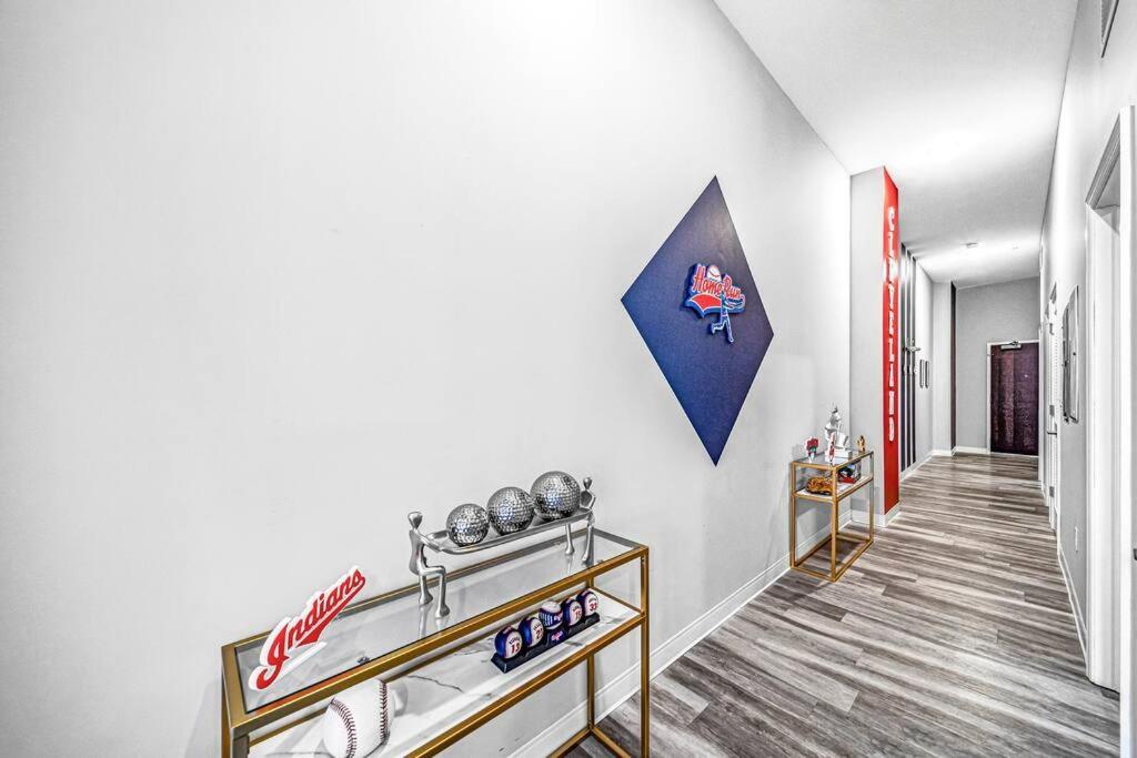 2br Unit In The Heart Of Dt With View Of Playhouse Square, Pool & Gym Access- 305 *