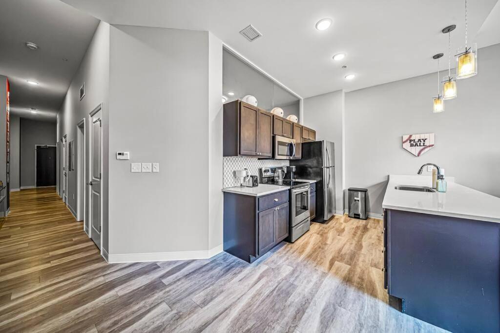 Apartment 2br Unit In The Heart Of Dt With View Of Playhouse Square, Pool & Gym Access- 305