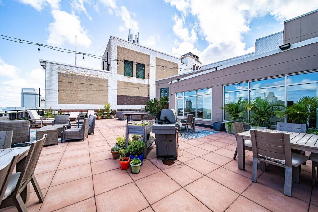 Apartment 2br Unit In The Heart Of Dt With View Of Playhouse Square, Pool & Gym Access- 305 *
